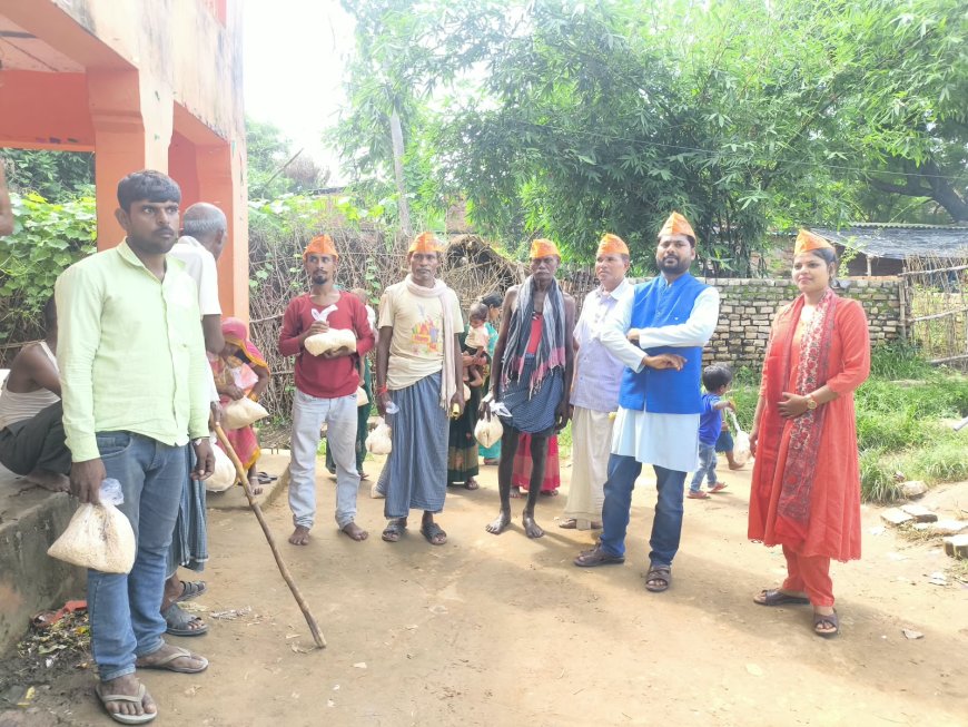 करछना विधानसभा में राष्ट्रीय अपना दल का जनसंपर्क अभियान, बाढ़ पीड़ितों को बांटी राहत सामग्री