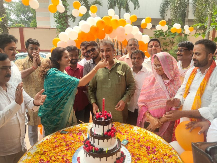 फूलपुर के लोकप्रिय विधायक दीपक पटेल के जन्मदिन पर पत्रकार जितेंद्र शुक्ला ने दी शुभकामनाएं व बधाई